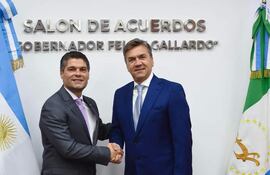 El cónsul paraguayo en Resistencia Argentina,  Fabio López (izq) saluda al gobernador  de la provincia del Chaco Leandro Zdero.