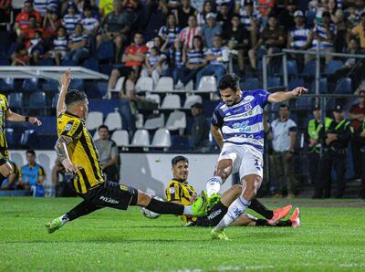 El delantero del 2 de Mayo Rodrigo Ruiz Díaz (11) disputa el balón con el central aurinegro Sebastián Zaracho (4).