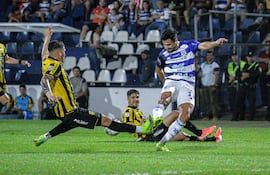 El delantero del 2 de Mayo Rodrigo Ruiz Díaz (11) disputa el balón con el central aurinegro Sebastián Zaracho (4).