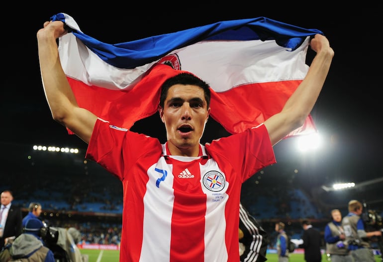 El delantero Óscar "Tacuara" Cardozo celebra tras marcar el último tanto de la tanda de penales, en la definición de los octavos de final ante Japón.