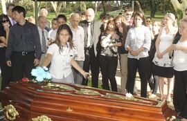 con-musica-y-flores-familiares-amigos-y-alumnos-despidieron-a-la-historiadora-olinda-massare--203053000000-490473.jpg