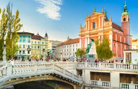 El centro de la ciudad de Ljubljana: río Ljubljanica, Puente Triple (Tromostovje), Plaza Preseren e Iglesia Franciscana de la Anunciación; Eslovenia.