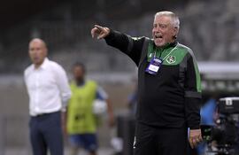 Ever Hugo Almeida, técnico de Mushuc Runa, en el partido frente a Cruzeiro por la segunda fecha de la fase de grupos de la Copa Sudamericana 2025 en el estadio Mineirao, en Belo Horizonte, Brasil.