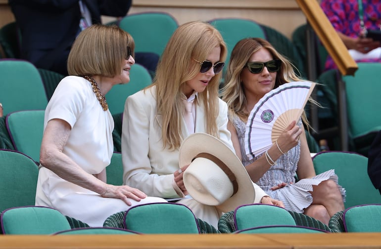 Entre amigas. Anna Wintour, Nicole Kidman y Siena Miller vieron juntas la final masculina del campeonato Wimbledon 2026. (EFE/EPA/NEIL HALL)
