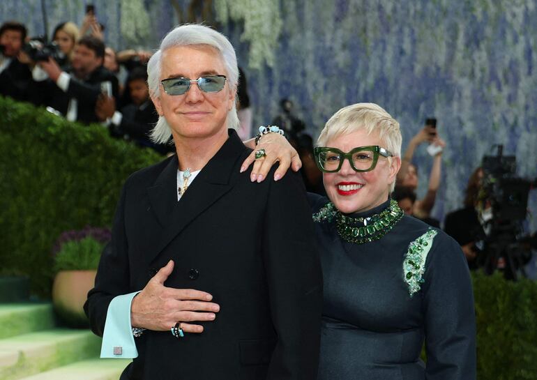 Baz Luhrmann y Catherine Martin, felices en la Met Gala 2026 en el Museo Metropolitano de Arte. (ANGELA WEISS / AFP)
