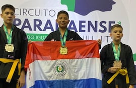 Fabrizio Arana orgulloso de poner en lo mas alto a la tricolor, en el certamen de jiu jitsu.
