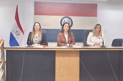 Tres juezas sentadas en mesa con micrófonos, Patricia Maidana con blusa negra, Cynthia Marecos en blazer marrón y Cynthia Vega con blusa blanca.
