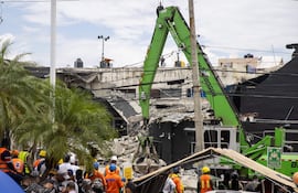 quipos de rescate trabajan en la búsqueda de víctimas al interior de la discoteca Jet Set.