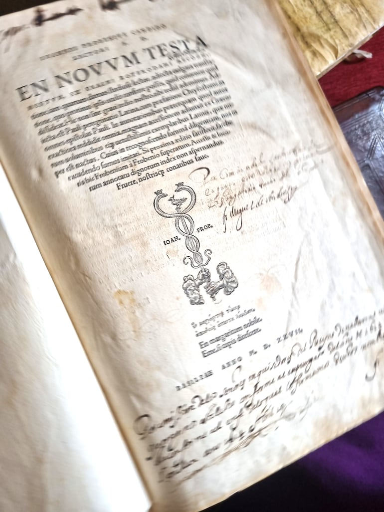 Libro de Erasmo de Rotterdam censurado por la Inquisición. El inquisidor dejó escrito la razón de la censura. Una de las atracciones de la biblioteca del monasterio de San Millán de la Cogolla.
