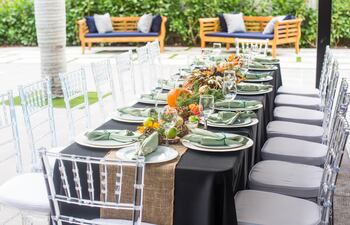 Una mesa formal dispuesta con sillas alrededor.