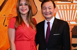 Melva De Gracia-Han junto con José Han, embajador de Taiwán en Paraguay.