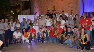 La foto oficial de todos los campeones y destacados del Campeonato de Regularidad de Vehículos Antiguos, durante la premiación.