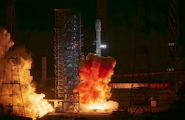 China lanza Tianwen-2, su primera misión para recolectar muestras de un asteroide.