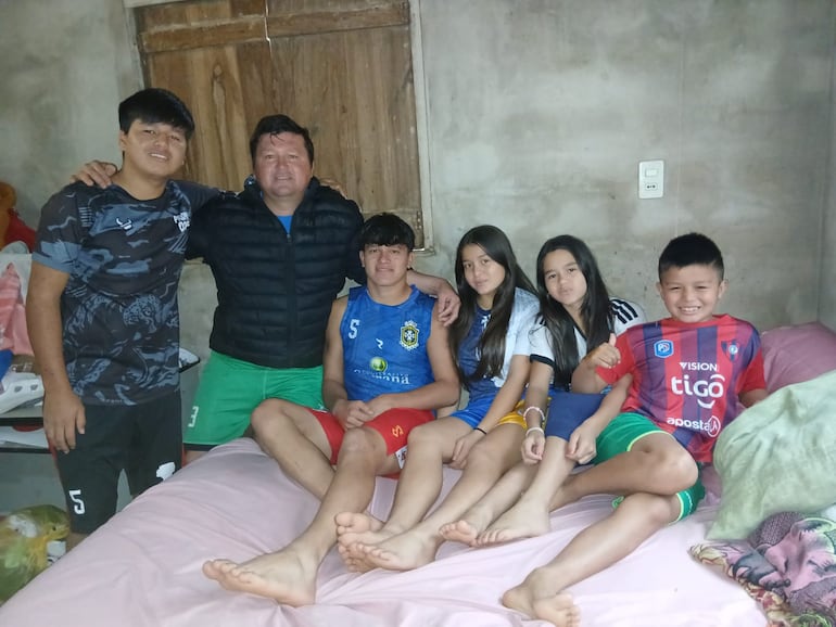 Don Cristian junto a sus hijos, Misael Colman Bernal, Elder Colman Bernal, Gimena Colman Bernal, Genessis Colman Bernal y Jordan Colman Bernal.