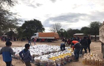 Kits de alimentos varios entregados a familias indígenas del Alto Paraguay, de parte de la SEN.