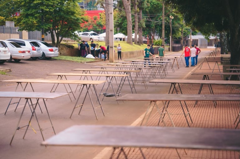Funcionarios municipales comenzaron ayer el montaje de las mesas.
