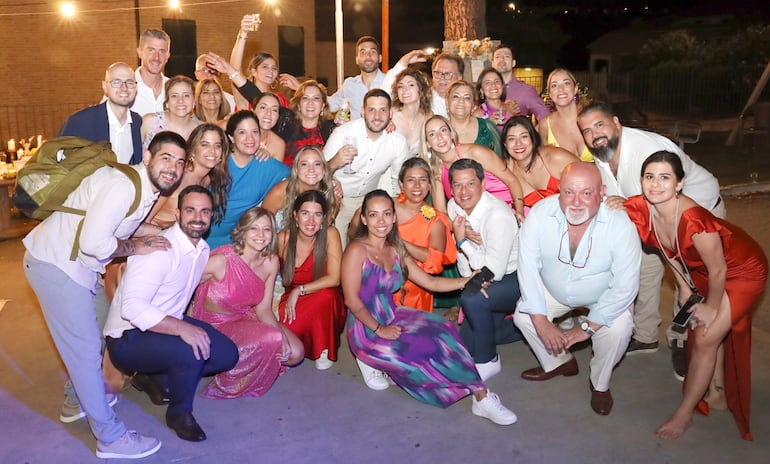 Belén y Fede rodeados de sus afectos.