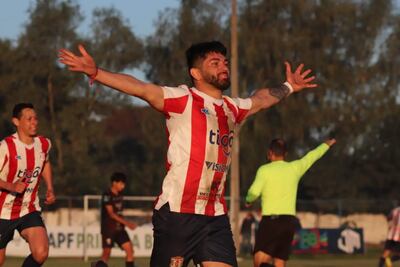 El delantero Juan Méndez celebra uno de los dos tantos que marcó ayer en el triunfo de Sportivo Limpeño sobre Humaitá. (Foto: APF)