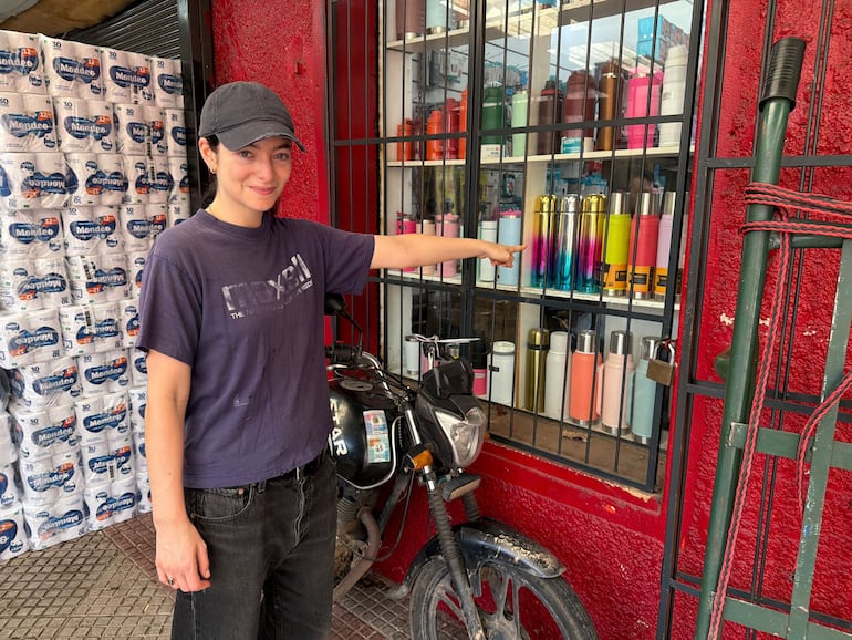 La cantante Lorde en su paseo por el Mercado 4 de Asunción señalando un termo que luego utilizó en su show.