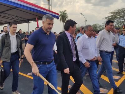 El presidente de la República, Mario Abdo Benítez, visitó el departamento de Ñeembucú. En Villa Franca le regalaron una guacha artesanal.