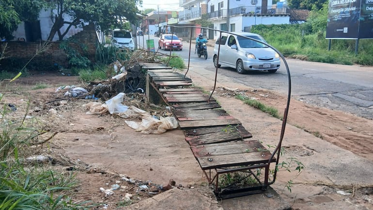 En pésimas condiciones se encuentra un puente peatonal en la zona de obras.