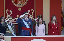 La princesa Leonor, el rey Felipe VI, la reina Letizia, y la infanta Sofía presiden el tradicional desfile militar por las calles del centro de Madrid en el que participan casi 4.400 militares, 144 vehículos, 39 motos, 50 aviones y 32 helicópteros, este lunes Día de la Fiesta Nacional. (EFE/ Ballesteros)