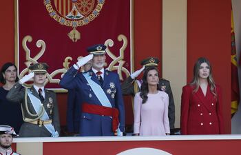 La princesa Leonor, el rey Felipe VI, la reina Letizia, y la infanta Sofía presiden el tradicional desfile militar por las calles del centro de Madrid en el que participan casi 4.400 militares, 144 vehículos, 39 motos, 50 aviones y 32 helicópteros, este lunes Día de la Fiesta Nacional. (EFE/ Ballesteros)