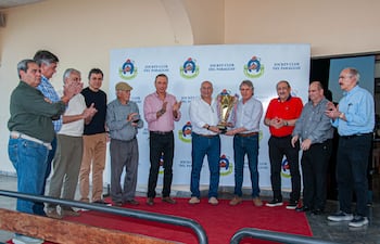 Amaranto fue el ganador del premio "Aniversario del Hipódromo" y sus propietarios del 22 de Septiembre recibieron el trofeo.