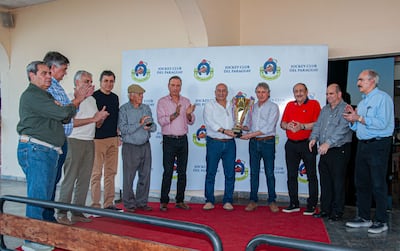 Amaranto fue el ganador del premio "Aniversario del Hipódromo" y sus propietarios del 22 de Septiembre recibieron el trofeo.