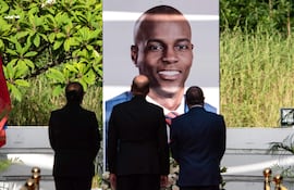 Fotografía de archivo del 7 de julio de 2023 que muestra al primer ministro haitiano, Ariel Henry (c), junto a miembros de su Gobierno, observando una imagen del fallecido presidente de Haití, Jovenel Moïse, durante la conmemoración del aniversario de su magnicidio en Puerto Príncipe (Haití). Un jurado federal en Miami (EE.UU.) declaró culpables a Arcángel Pretel Ortiz, Antonio Intriago, Walter Veintemilla y James Solages por su participación en la conspiración para secuestrar o asesinar en Puerto Príncipe al presidente haitiano Jovenel Moïse en 2021.