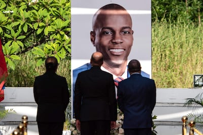 Fotografía de archivo del 7 de julio de 2023 que muestra al primer ministro haitiano, Ariel Henry (c), junto a miembros de su Gobierno, observando una imagen del fallecido presidente de Haití, Jovenel Moïse, durante la conmemoración del aniversario de su magnicidio en Puerto Príncipe (Haití). Un jurado federal en Miami (EE.UU.) declaró culpables a Arcángel Pretel Ortiz, Antonio Intriago, Walter Veintemilla y James Solages por su participación en la conspiración para secuestrar o asesinar en Puerto Príncipe al presidente haitiano Jovenel Moïse en 2021.
