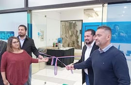 Corte oficial de cinta en la apertura de Personal en Pilar.