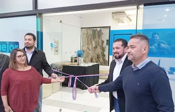 Corte oficial de cinta en la apertura de Personal en Pilar.
