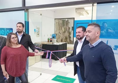 Corte oficial de cinta en la apertura de Personal en Pilar.