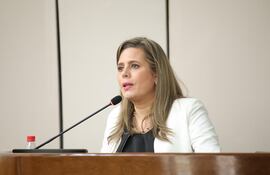 La senadora Kattya González (PEN) afirmó que el canje de notas diplomáticas fueron una excusa del cartismo para cambiar el sentido de su voto y archivar el plan que pretendía derogar el convenio de donación de la Unión Europea, un hecho sin precedentes en el país.