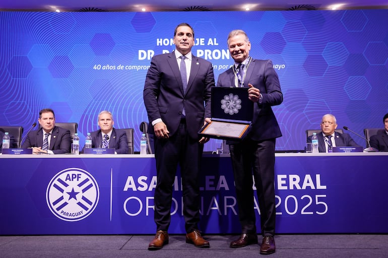 El presidente de la APF, Robert Harrison, junto al Dr. Raúl Prono, presidente del Tribunal Disciplinario de la APF.