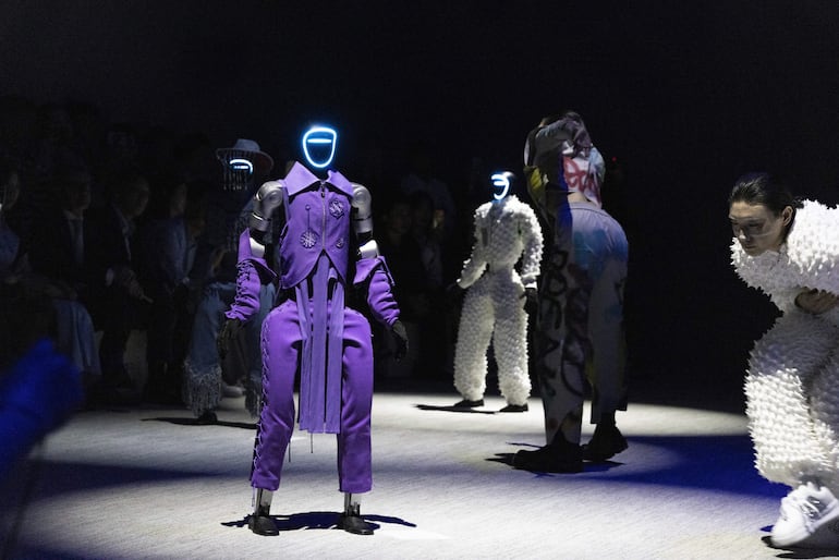 Robots humanoides y modelos desfilan mientras presentan creaciones en el “Mach33: Physical AI Fashion Show” de Galaxy Corporation en Seúl el 28 de mayo de 2026.