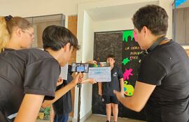 Participantes del proyecto vigente Club Media, una iniciativa orientada a desarrollar habilidades en la creación de contenidos y edición de video, con enfoque en la promoción de derechos de la niñez y la adolescencia, para las redes sociales.