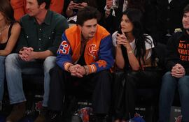 Timothée Chalamet y Kylie Jenner observan desde primera fila durante el primer cuarto del Juego 5 de las Finales de la Conferencia Este en el Madison Square Garden. (Al Bello/Getty Images/AFP)