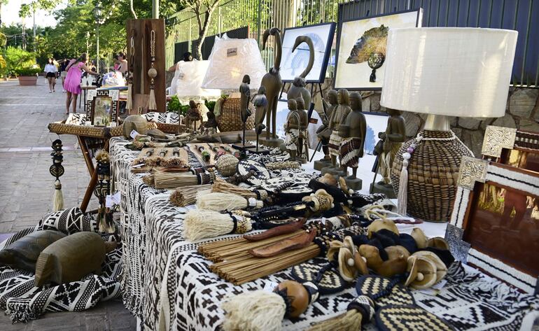Caminatas al aire libre en la Peatonal del Club Náutico San Bernardino y poder apreciar hermosas artesanías.
