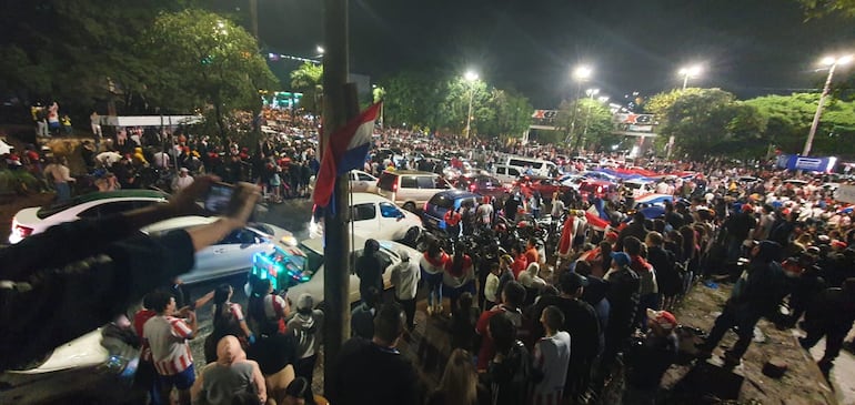 Miles de hinchas festejan en Ciudad del Este la histórica clasificación de Paraguay - ABC en el Este