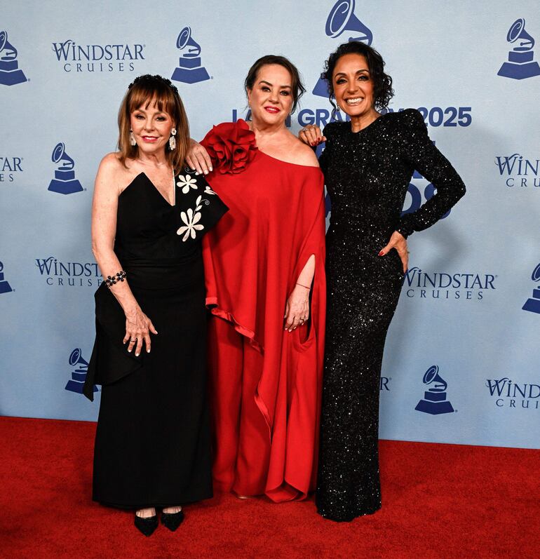 Las chicas Pandora: Mayte Lascuráin, Isabel Lascuráin y Fernanda Meade en los Latin Grammy. (Mindy Small/Getty Images/AFP)