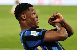 Inter Milan's Dutch defender #02 Denzel Dumfries celebrates scoring his team's second goal during the Italian Super Cup semi-final football match between Inter Milan and Atalanta at the Al-Awwal Park in Riyadh on January 2, 2025. (Photo by FADEL SENNA / AFP)