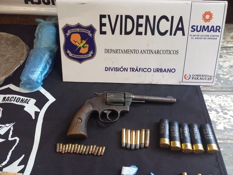 Una de las armas y los cartuchos incautados durante los allanamientos. 