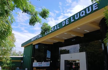 Niño de 11 años fue internado por dos días en el Hospital de Luque a pesar de que presentaba un cuadro de peritonitis aguda, y su salud estaba en riesgo.