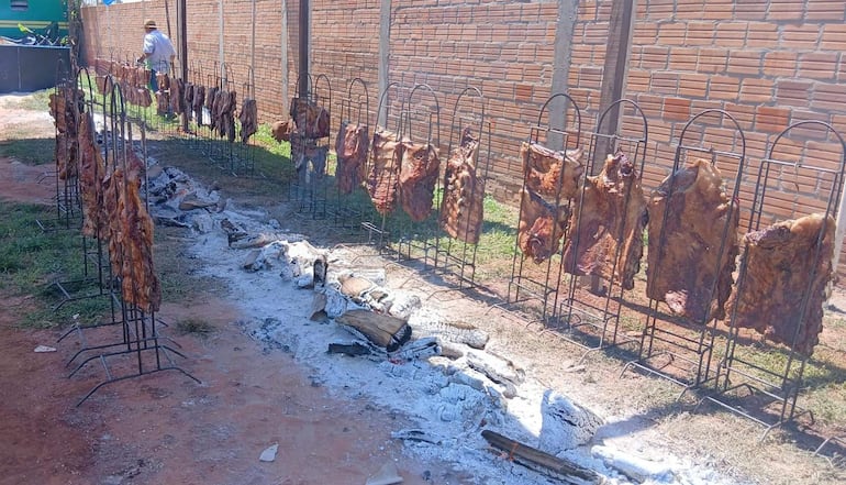 Desde el mediodía, los participantes disfrutaron de un abundante almuerzo en familia, acompañado de costilla asada