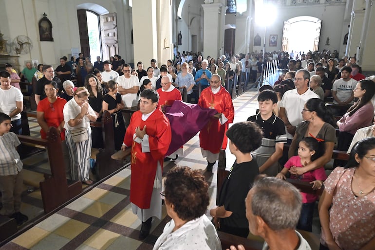 Ingreso de la imagen de Cristo crucificado para su exposición y veneración.