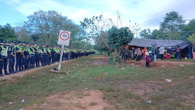 Los pobladores de los asentamientos Nueva Esperanza y Santa Bárbara permanecen apostados a la vera de la ruta, algunos con palos en las manos