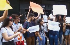 Alumnos de la Fenaes piden destitución del ministro Eduardo Petta