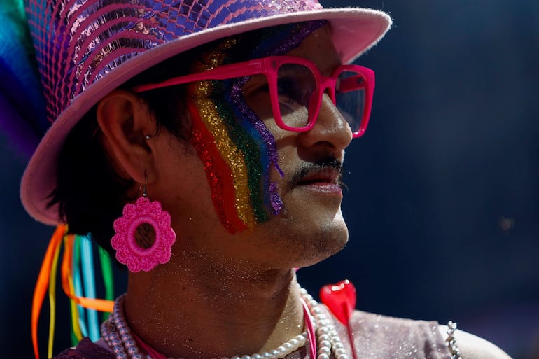 Alegres y coloridos, miembros de la comunidad LGTBI desfilaron hoy por San Pablo, Brasil.